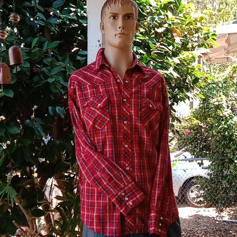 Wrangler Wrancher red plaid button up Men's Vintage shirt.